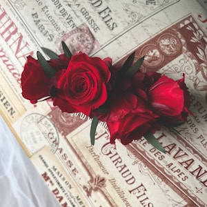 Boho rote Rose und Eukalyptus Hochzeit Haarkamm, weiße und grüne Olivenblätter Blumenkamm, rustikale Brauthochzeit Accessoires Silber Gold UK