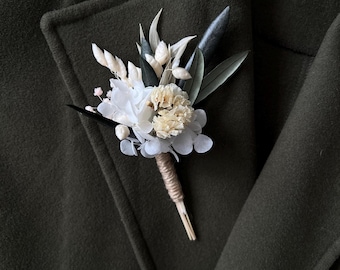 Boutonnière con foglie d'ulivo conservate, fiore all'occhiello verde avorio essiccato per lo sposo, corsage floreale rustico boho per matrimonio.
