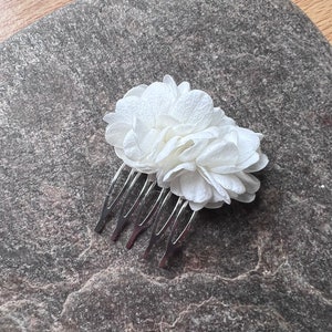 Bridal White Flower Comb, Minimalist Wedding Hair Pins, Boho Bridal Hair Accessories, Handmade Dried Flower Hair Piece Ivory Cream image 5