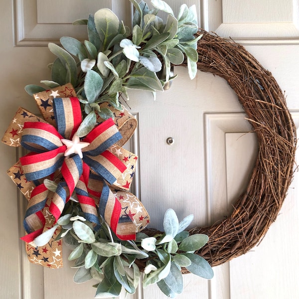 Corona de vid para el 4 de julio: Lazo de estrella patriótica, oreja de cordero.