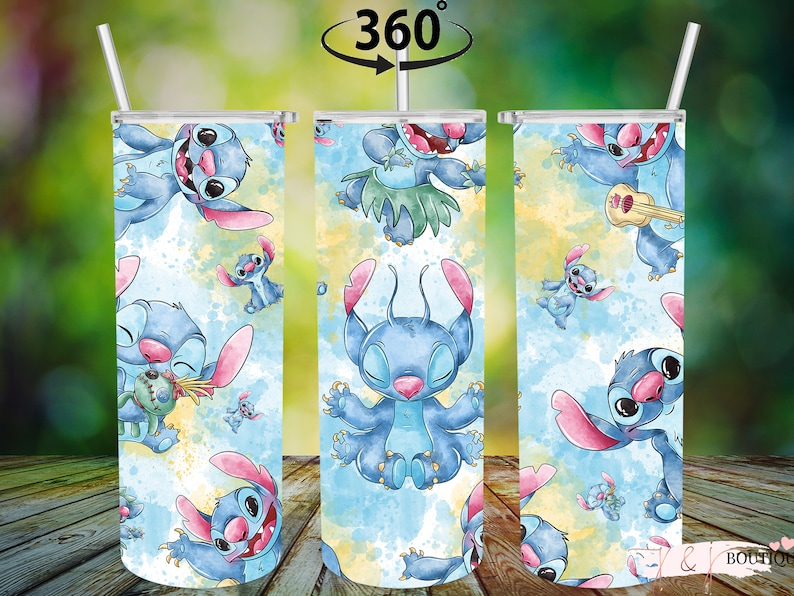 Puede incluir: Un vaso azul y blanco con un dise&ntilde;o de 360 grados que presenta a Stitch de Lilo & Stitch. El dise&ntilde;o incluye a Stitch en varias poses, incluyendo tocando el ukelele, meditando y sosteniendo una flor.