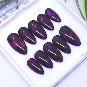 Peut inclure: Mug en céramique blanche avec une anse noire et l'inscription "But First, Coffee" en noir gras. Le mug mesure environ 10 cm de haut et peut contenir environ 350 ml de liquide. Parfait pour le café du matin.