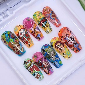 Uñas postizas reutilizables hechas a mano con un diseño de tira cómica colorido y divertido. Elige tu tamaño, forma y largo.