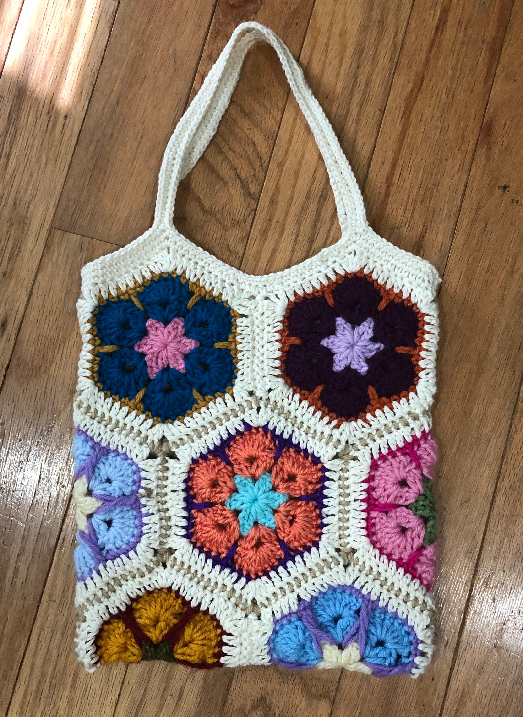 Finished this African flower purse for a friend! No pattern used. : r/ crochet