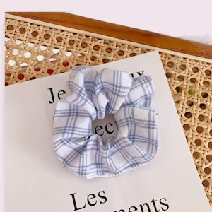 Peut inclure: Un chouchou pour cheveux à carreaux bleu et blanc.