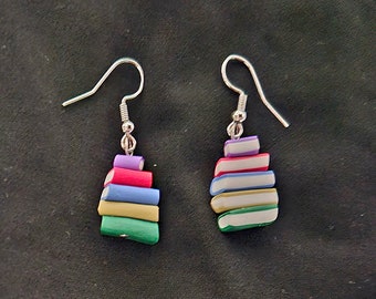 Pendientes colgantes clásicos de pila de libros