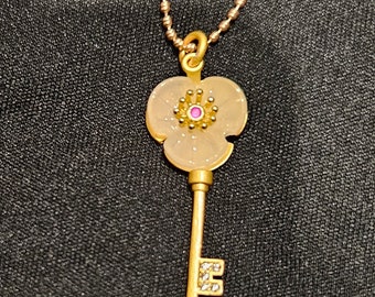 Collar de llave de flores