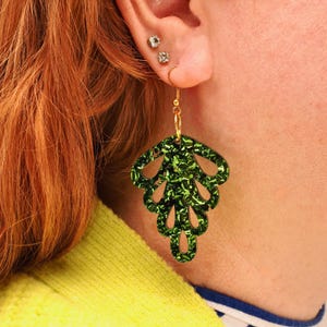 Boucles d'oreilles pendantes à paillettes émeraude – Boucles d'oreilles pendantes légères en acrylique, bijoux bohèmes pour les fêtes
