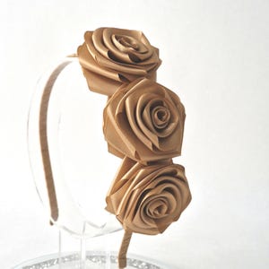 Lichtbruine hoofdband met bloemen, hoofdband met bruine satijnen rozen, hoofddeksel met bruine bloemen, bruine hoofdband voor meisje.