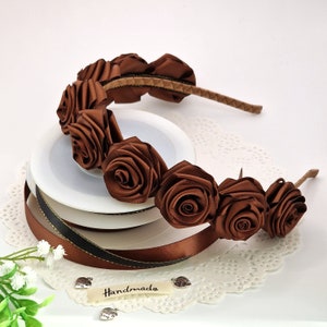 Chocoladebruine satijnen rozen hoofdband, bruine bloem hoofdband, bruine bloem zendspoel, bruine bloemenkroon, handgemaakte haarband bruin