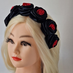 Diadema de rosas de satén negro, diadema de flores negras y rojas, diadema de flores negras, diadema con corona de flores negras y rojas. Hecha a mano.