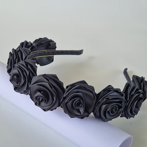 Diadema de rosas de satén negro, Diadema negra para niñas, Diadema negra, Diadema con flores negras, Diadema hecha a mano