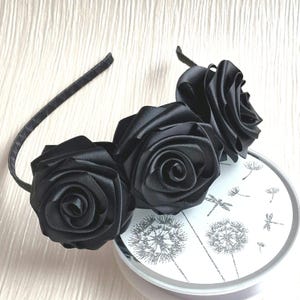 Diadema de rosas de satén negro, Diadema de flores negras, Tocado de flores negras, Diadema floral negra, Hecha a mano