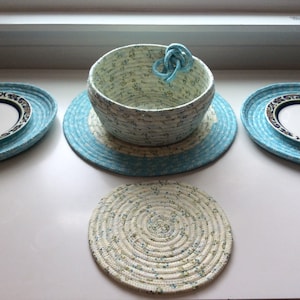 Table for Two - Centerpiece Mat, Bowl, 2 Dinner Plate Mats and hot Pad
