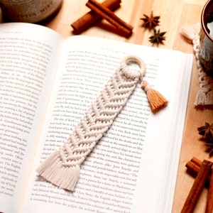 Macrame Bookmark / Macrame / Bookmark / Unique Gift / Boho Gift / Bohemian / Gift for Reader / Birthday Gift / Readers / Bookworm Gift