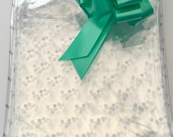 ShredAstic Silver Dot Hamper Wrap Floristry Cellophane Film with Emerald Green pull bow Xmas Easter Birthday Fathers Day