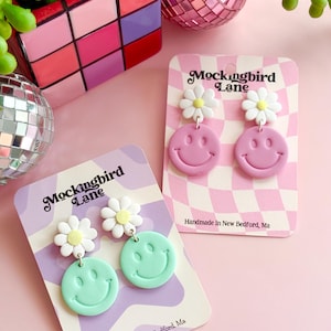 Smiley Face Flower Earrings – Retro Clay Daisy Earrings – Y2K Earrings – Pastel 90s Style Jewelry – Happy Face Dangles – Handmade Gift