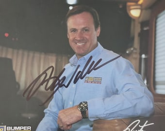 Könnte beinhalten: Signiertes Foto mit einem Mann in einem hellblauen Hemd. Das Foto enthält die Unterschriften "Rusty Wallace" und eine weitere Unterschrift. Das Bild enthält auch den Text "ALL PRO Auto Value BUMPER Auto Parts and Service."
