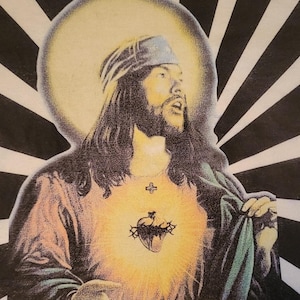 Może przedstawiać: Ilustracja mężczyzny z długimi włosami i brodą, ubranego w niebieskie nakrycie głowy i różową szatę. Na jego piersi znajduje się świecące serce z koroną cierniową, a nad nim krzyż. Tło ma czarno-białe promienie.