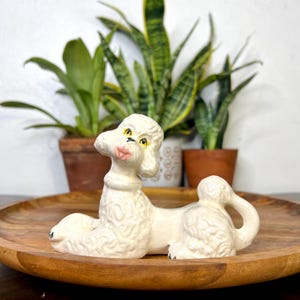 Vintage keramisch wit poedelhondbeeldje – 6 x 4”