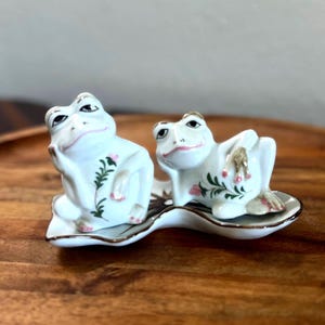 Vintage Frog Salt and Pepper Shakers on Lily Pad Tray – Ceramic 3.5"x5" Amphibian Table Decor