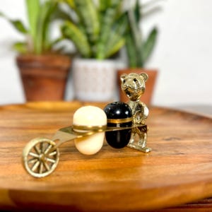 Conjunto de saleiro e pimenteiro vintage em latão maciço com carrinho de urso – 4” de comprimento