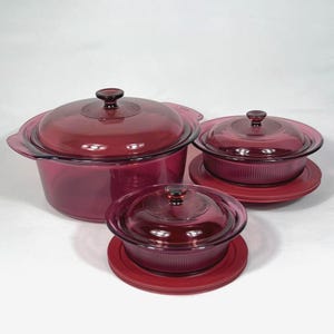 Juego de utensilios de cocina de vidrio color arándano Vintage Visions: olla holandesa de 5 cuartos, cacerolas redondas con tapas de Pyrex.