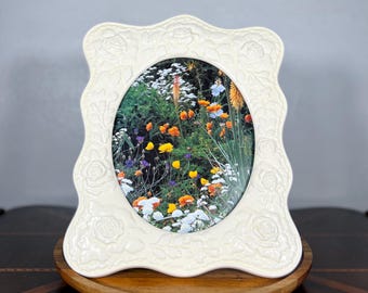 ヴィンテージホワイトセラミックフォトフレーム：ピンクの花柄コテージ