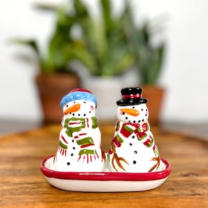 Conjunto de saleiro e pimenteiro vintage em formato de boneco de neve com bandeja