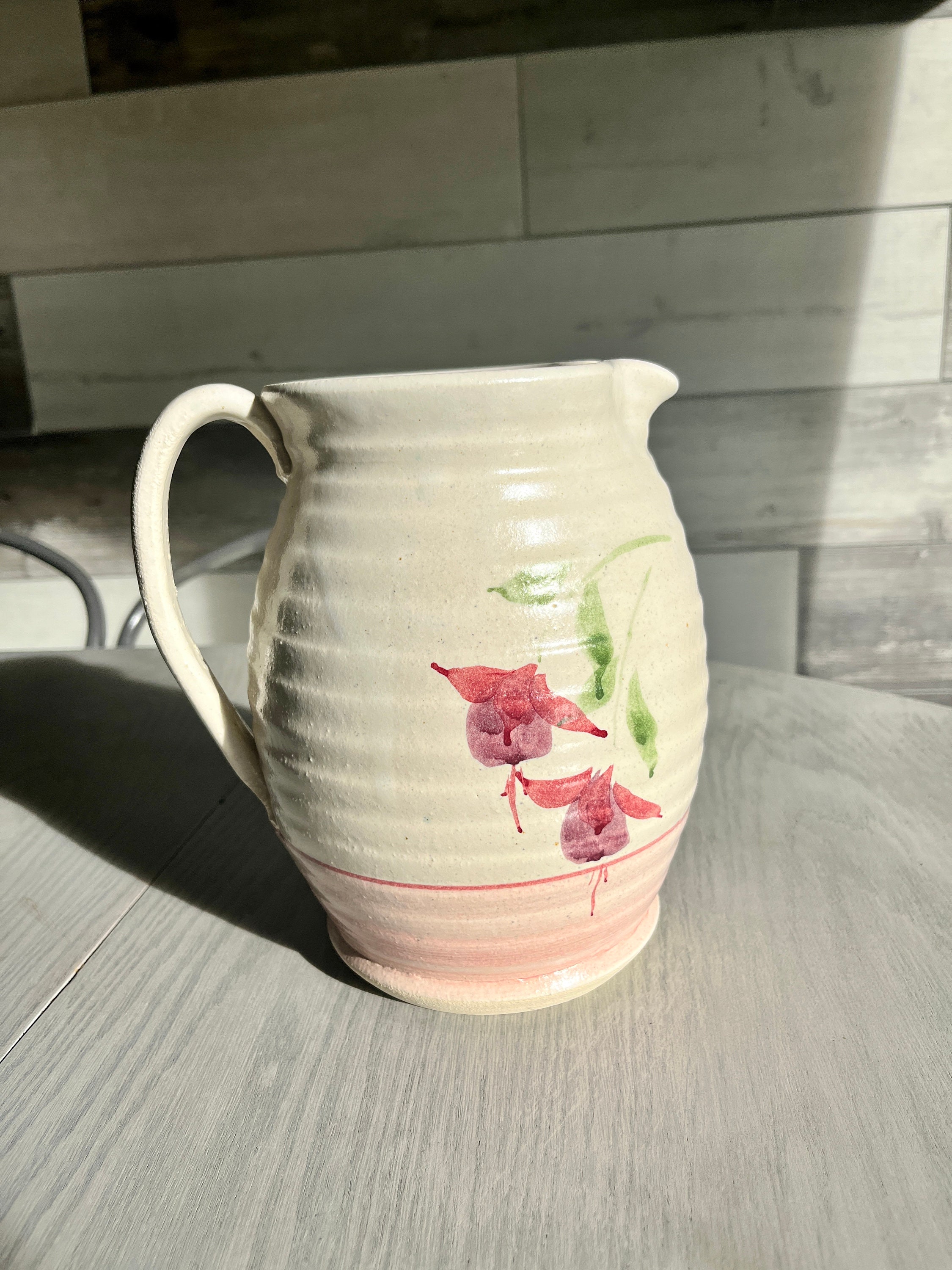 花柄装飾の陶器ピッチャー ストーンウェア ドリンクピッチャー 花柄 フクシア 花 大型 陶器