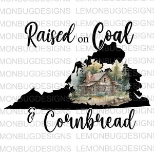 Puede incluir: Silueta en blanco y negro del estado de Virginia con una ilustración de acuarela de una cabaña de troncos en el bosque. El texto "Raised on Coal & Cornbread" está escrito debajo de la silueta.