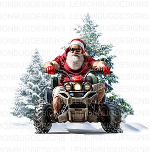 Puede incluir: Santa Claus con gafas de sol y una camisa roja conduce un ATV por un bosque nevado.