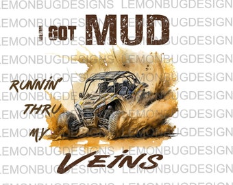 Op de afbeelding: Een bruin en wit grafisch ontwerp met een met modder bespatte achtergrond. Het ontwerp toont een zijaanzicht van een groen en zwart terreinwagen die door een modderig gebied rijdt. De tekst "I GOT MUD RUNNIN THRU MY VEINS" is geschreven in bruine letters.