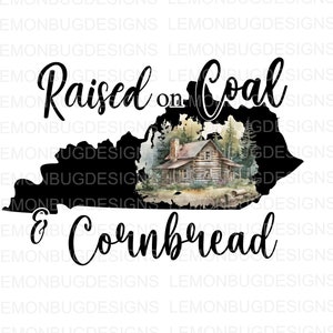Peut inclure: Silhouette noire du Kentucky avec une scène de cabane à l'aquarelle. Le texte "Raised on Coal & Cornbread" est écrit en cursive. Le design est posé sur un fond blanc.