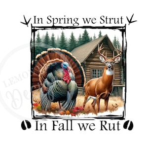 Könnte beinhalten: Eine rustikale Hütte im Wald mit einem Truthahn und einem Weißwedelhirsch. Der Text "In Spring we Strut" befindet sich über der Hütte und "In Fall we Rut" unter der Hütte.