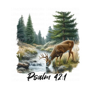 Könnte beinhalten: Ein Weißwedelhirsch mit großen Geweih trinkt aus einem Bach in einer Waldlandschaft. Der Text "Psalm 42:1" steht unter dem Hirsch.