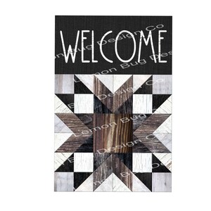 Pu&ograve; includere: Un cartello di benvenuto con sfondo nero e testo bianco. Il cartello presenta un design a patchwork con una stella al centro. La trapunta &egrave; realizzata in legno con una finitura usurata.