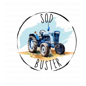 Könnte beinhalten: Ein blauer Traktor mit den Worten "SOD BUSTER" in einem schwarzen Kreis. Der Traktor befindet sich auf einem Feld mit blauem Himmel und weißen Wolken im Hintergrund.