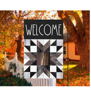 Pu&ograve; includere: Una bandiera da giardino di benvenuto in bianco e nero con un design a patchwork che presenta una grande stella al centro. La stella &egrave; composta da vari motivi a venature del legno.