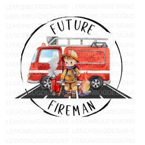 Può includere: Un'illustrazione ad acquerello di un giovane ragazzo vestito da pompiere in piedi davanti a un camion dei pompieri rosso. L'illustrazione è circondata da un cerchio nero con il testo "Future Fireman" all'interno.