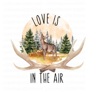 Könnte beinhalten: Eine Aquarell-Illustration eines Hirsches in einem Wald mit Geweih auf beiden Seiten. Der Text "Love is in the air" steht unter dem Hirsch.