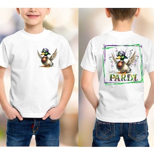 Puede incluir: Camiseta blanca con un pato de dibujos animados con gafas de sol y un sombrero en la parte delantera. La parte posterior de la camiseta tiene un cuadrado morado y verde con el texto "Let's Pardi" y un pato de dibujos animados con gafas de sol y un sombrero.
