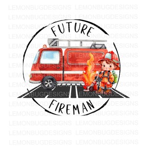 Può includere: Un'illustrazione ad acquerello di un bambino vestito da pompiere in piedi accanto a un camion dei pompieri rosso con una scala. Il bambino tiene un tubo e c'è un piccolo incendio davanti al camion. L'illustrazione è circondata da un cerchio nero con le parole "Future Fireman" scritte in bianco.