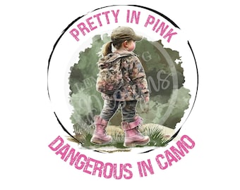 Puede incluir: Una niña con ropa de camuflaje y botas rosas camina por un bosque. El texto "Pretty in Pink Dangerous in Camo" está escrito en un círculo alrededor de ella.