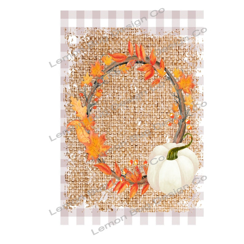 Op de afbeelding: Een aquarelontwerp met een witte pompoen met een groene steel, omringd door een krans van herfstbladeren in oranje en rode tinten. De krans staat tegen een achtergrond van jute textuur.