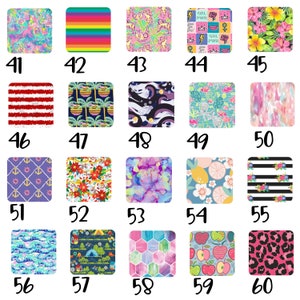 Puede incluir: Una cuadr&iacute;cula de veinte muestras de tela cuadradas numeradas del 41 al 60, con diversos patrones que incluyen rayas arco&iacute;ris, flores tropicales, anclas n&aacute;uticas, hex&aacute;gonos geom&eacute;tricos, estampados de animales y frutas en varios colores.
