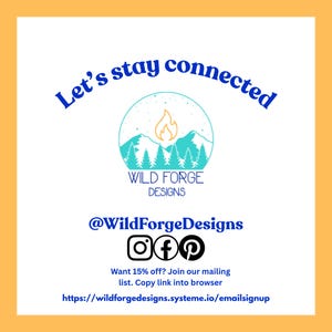 Puede incluir: Un gr&aacute;fico cuadrado con borde amarillo que presenta el texto azul Let's stay connected sobre un logotipo circular de monta&ntilde;as, &aacute;rboles y una llama. Debajo se encuentra el texto Wild Forge Designs, @WildForgeDesigns, iconos de redes sociales y una URL.