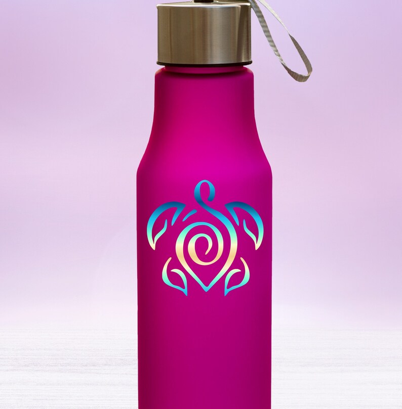 Puede incluir: Una botella de agua magenta con acabado mate, que cuenta con una tapa de metal plateado y una correa de transporte gris. La parte frontal de la botella muestra un gr&aacute;fico de tortuga estilizado con un degradado de colores azul, turquesa y amarillo.