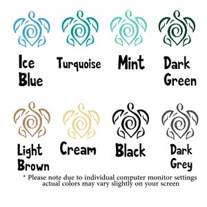 Puede incluir: Una tabla de colores con ocho iconos de tortugas estilizadas con caparazones en espiral y aletas en forma de hoja. Los colores est&aacute;n etiquetados como Ice Blue, Turquoise, Mint, Dark Green, Light Brown, Cream, Black y Dark Grey. Un texto al pie indica variaciones.
