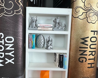 Decoración de estantería en miniatura con temática de dragones, ideal para amantes de los libros y para charlas sobre lectura.